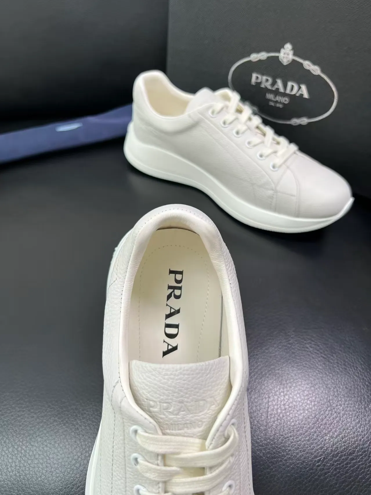 P440 38-45 Prada Prada’s new men’s leather sneakers, the highest version on the market, any comparison is welcome🆚! The original leather has excellent texture and is super high-end! Fetal sheep net lining imported from Italy, removable pad! Luxurious materials and fine workmanship, highly recommended! No. 058